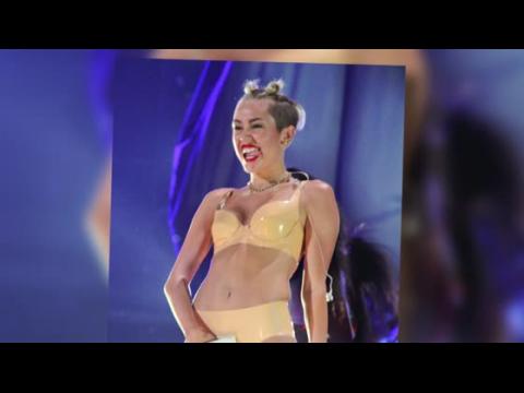VIDEO : Kelly Osbourne Dit à Miley Cyrus De Remettre Sa Langue De La Bouche