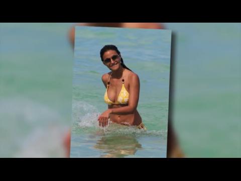 VIDEO : Entourage Star Emmanuelle Chriqui Shows Off Her Sizzling Bikini Body In Miami