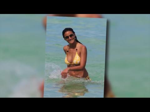 VIDEO : La Star D'Entourage Emmanuelle Chriqui En Bikini  Miami