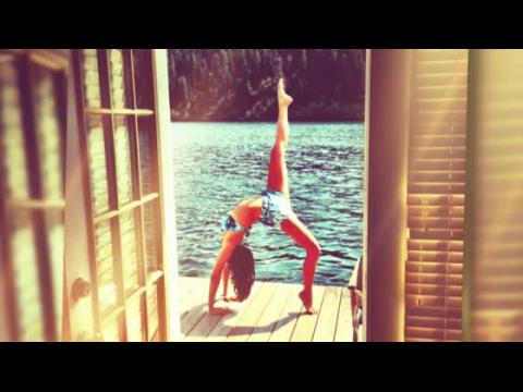 VIDEO : Nina Dobrev Tweets Hot Bikini Yoga Photo