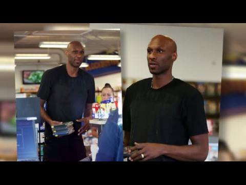 VIDEO : Lamar Odom Spotted Out Preparing For Night-In