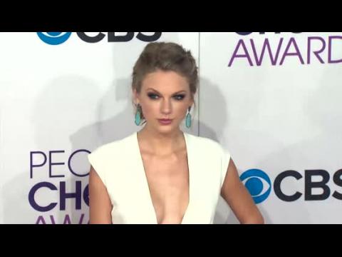 VIDEO : The Real Reason Behind Taylor Swift's VMA F-Bomb