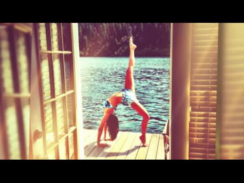 VIDEO : Nina Dobrev Partage Une Photo D'elle En Train De Faire Du Yoga En Bikini