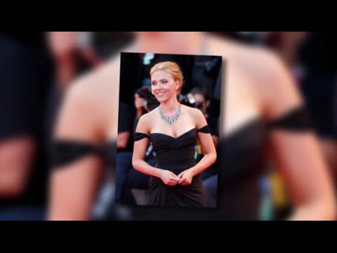 VIDEO : Scarlett Johansson Dazzles In A Curve-Hugging Black Gown At The Venice Film Festival