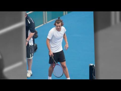 VIDEO : Harry Styles Gets Tennis Lesson From Pro