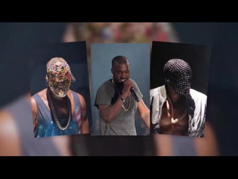 VIDEO : Kanye West ne peut pas masquer la controverse que cause les marchandises de sa tourne