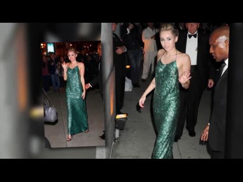 VIDEO : Miley Cyrus luce elegante para fiesta de moda