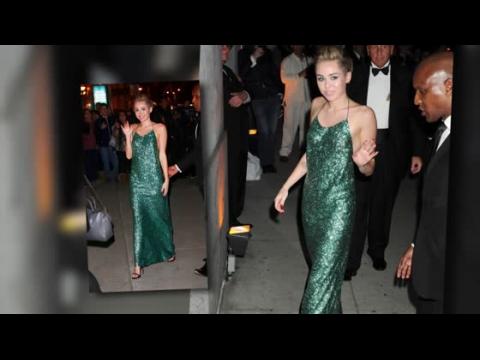 VIDEO : Miley Cyrus Looks Elegant at Fashion Party