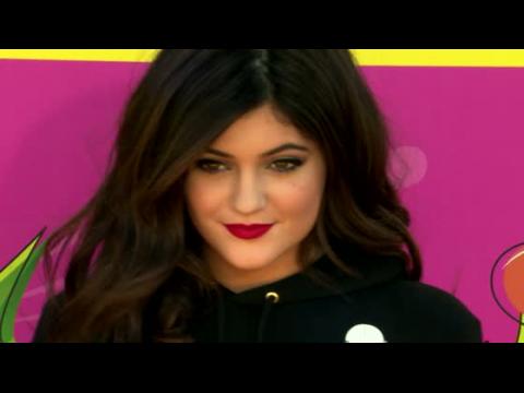VIDEO : Kylie Jenner Throws a Tantrum at a Los Angeles Hotel