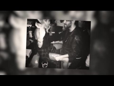 VIDEO : Miley Cyrus enfourche un homme sur sa dernière photo
