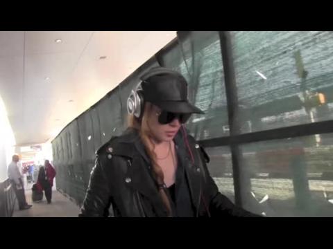 VIDEO : Lindsay Lohan Reacts to Wine Picture Accusations