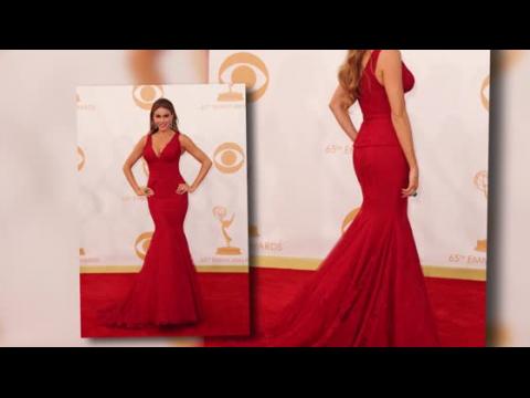 VIDEO : Sofia Vergara est glamour aux Emmy Awards 2013