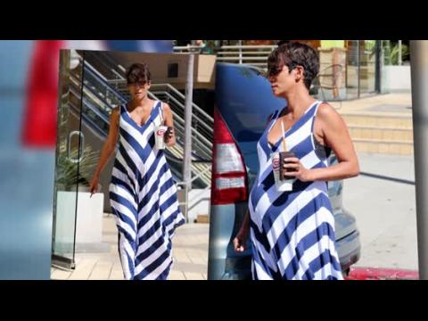 VIDEO : Heavily Pregnant Halle Berry Picks Up a Smoothie in Los Angeles