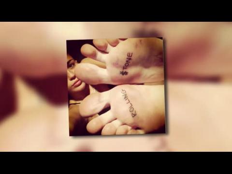 VIDEO : Miley Cyrus Has 'Rolling Stone' Tattooed on the Soles of Her Feet