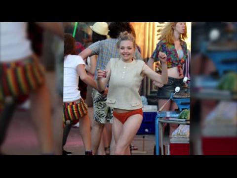 VIDEO : Amanda Seyfried Shows Her Sexy Body While on Set