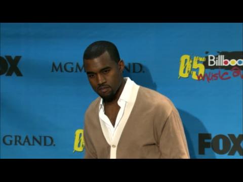 VIDEO : Kanye West Circumventing LAX to Avoid Photographers