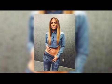 VIDEO : Jennifer Lopez Shows Off Her Toned Midriff in Cropped Denim Outfit