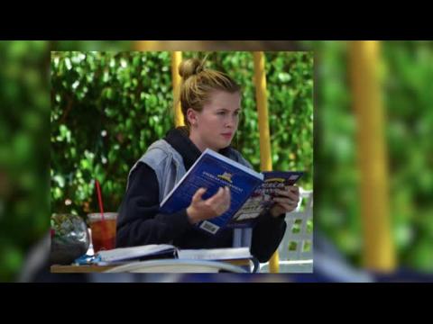 VIDEO : Ireland Baldwin estudia pol�tica durante la crisis del gobierno
