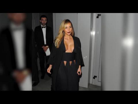 VIDEO : Regardez les meilleurs looks de Kim Kardashian aprs son accouchement