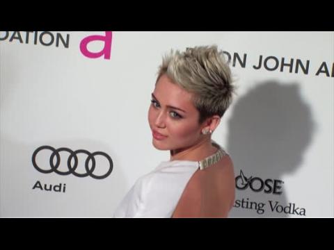 VIDEO : Miley Cyrus Invites Sinead O'Connor to Meet Up