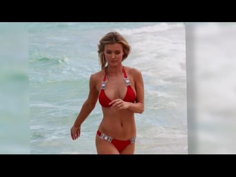 VIDEO : Joanna Krupa Shows Off Her Bikini Body A On Day Off With Her Dog