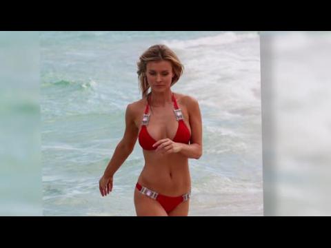 VIDEO : Joanna Krupa en bikini à la plage avec son chien