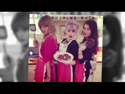 VIDEO : Taylor Swift and Kelly Osbourne Bake Cookies