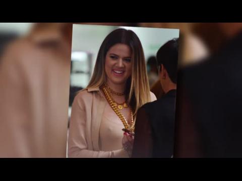 VIDEO : Khloe Kardashian Forgets Her Troubles Shopping With Kylie Jenner
