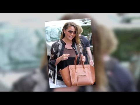 VIDEO : Chrissy Teigen deja su sostn y sufre un pequeo problema de vestuario en Nueva York