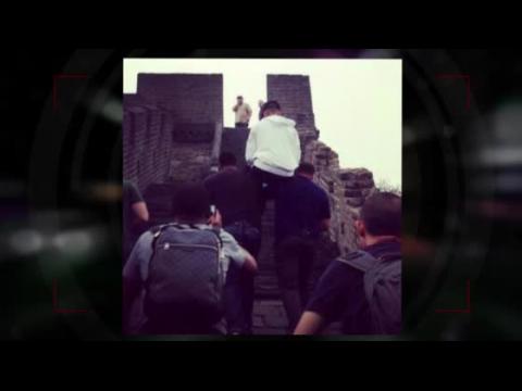 VIDEO : Justin Bieber pone a sus guardaespaldas a cargarlo en la Gran Muralla China