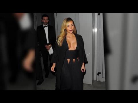 VIDEO : Kim Kardashian dvoile ses formes aprs son accouchement