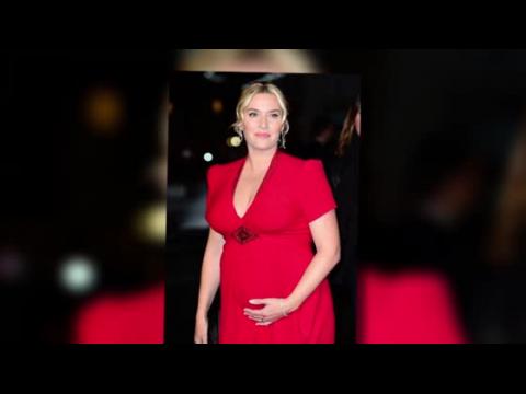 VIDEO : La embarazada Kate Winslet muestra su barriga en el lanzamiento de Labor Day