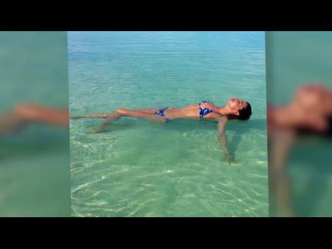 VIDEO : Miranda Kerr dvoile son corps en bikini pendant un week-end en famille