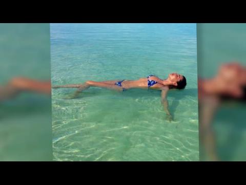 VIDEO : Miranda Kerr Shows Off Her Bikini Body on a Family Beach Break