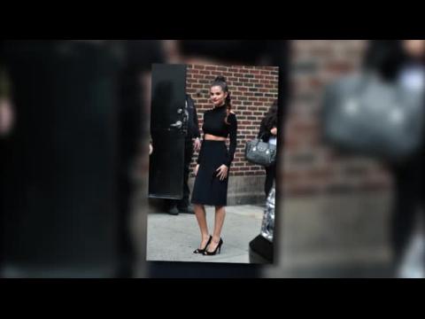 VIDEO : Selena Gomez Flaunts Her Midriff in Sexy All-Black Outfit