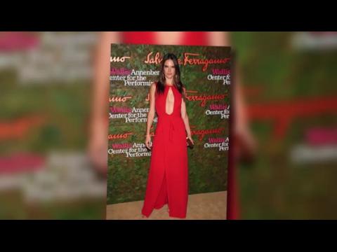VIDEO : Alessandra Ambrosio no se ha separado de su prometido Jamie Mazur