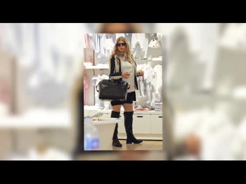 VIDEO : Fergie porte des bottes hautes en faisant les boutiques pour son fils Axl