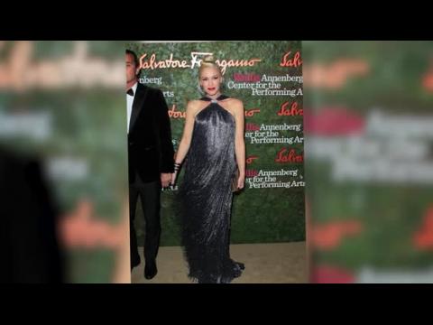 VIDEO : Gwen Stefani Covers Up in a Fringed Gown at Star-Studded Gala