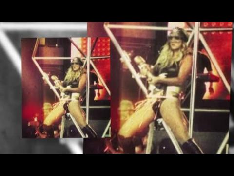 VIDEO : Ke$ha Electrocuted Her Crotch During Concert