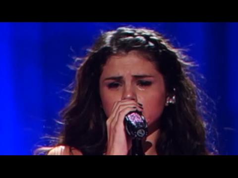 VIDEO : Selena Gomez a les larmes aux yeux durant un concert à New York