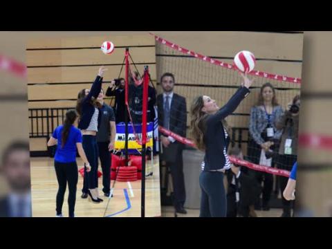 VIDEO : La Duchesse de Cambridge joue au volley en talons