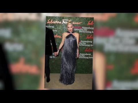 VIDEO : Gwen Stefani se cubre con un vestido de flecos durante una gala