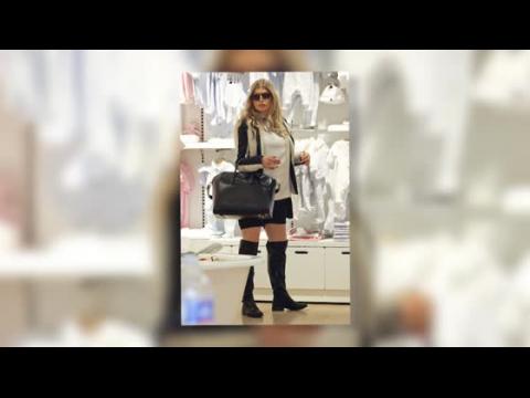 VIDEO : Fergie luce botas a la rodilla en una salida de compras para su hijo Axl
