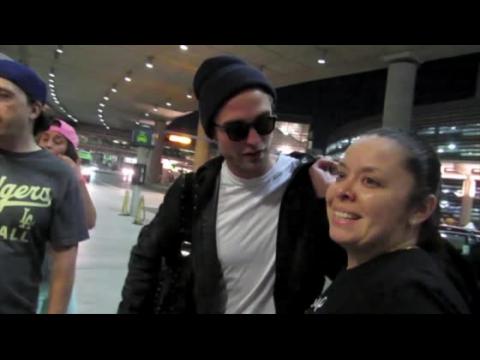 VIDEO : Robert Pattinson Slams Twilight Fans