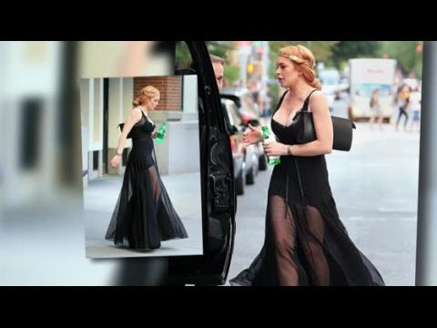 VIDEO : Lindsay Lohan Shows Off Her Curves To Support Her Sister Ali At New York Fashion Week