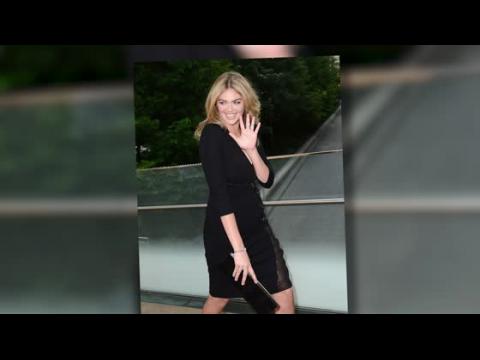 VIDEO : Model Of The Year Kate Upton Flaunts Her Famous Figure At The Style Awards