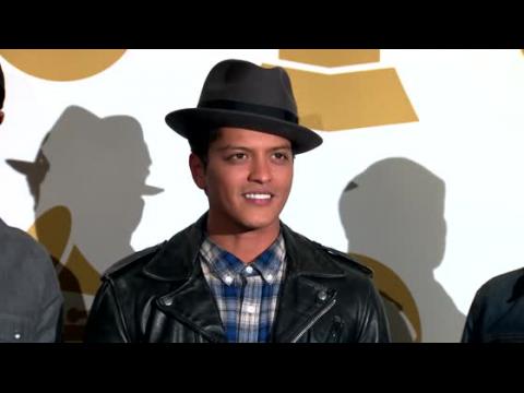 VIDEO : Bruno Mars To Perform At 2014 Super Bowl Halftime Show