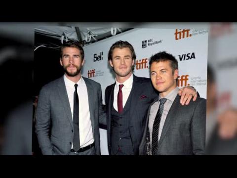 VIDEO : Liam Hemsworth Ditches Miley For Brothers In Toronto