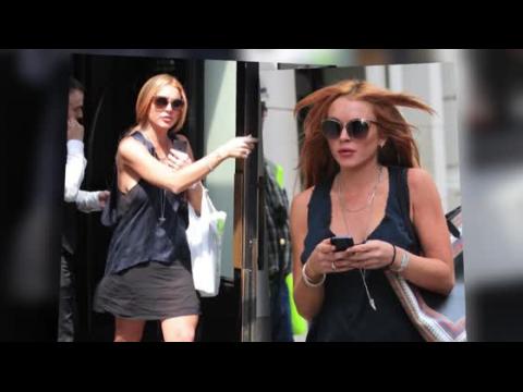 VIDEO : Glowing Lindsay Lohan Shows Off Her Curves In New York City