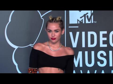 VIDEO : Miley Cyrus Reportedly Dropped From Vogue Cover